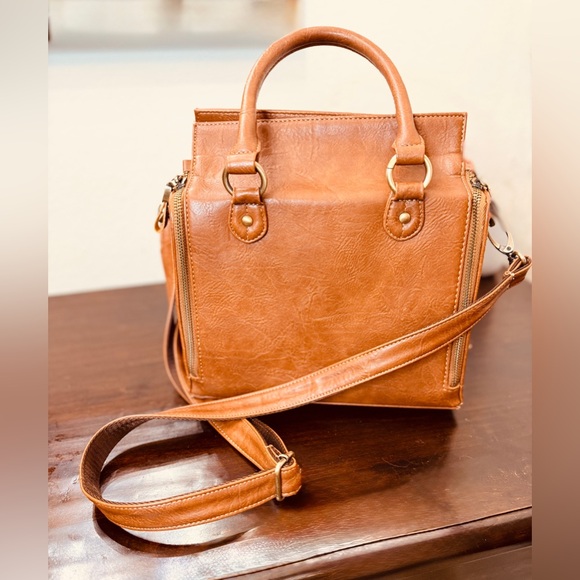 Cobbler Legend EUC Zip-Around Leather
Crossbody Satchel Multi-Compartment - Picture 4 of 16